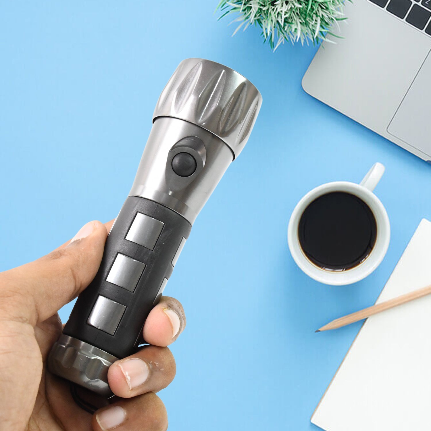 Aluminium Led/Xenon rubber grip Handtourch (3*1.5V AAA batteries / Not Included) Aluminium Led/Xenon rubber grip Handtourch (3*1.5V AAA batteries / Not Included)